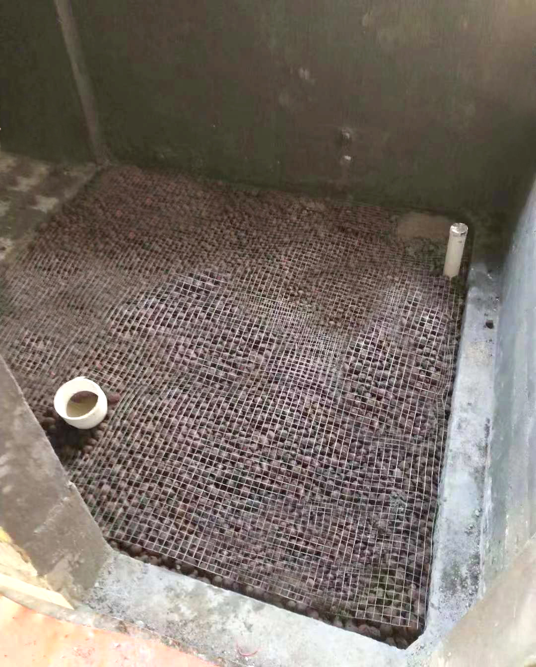 做完衛(wèi)生間防水，要不要抹一層水泥砂漿再貼瓷磚
